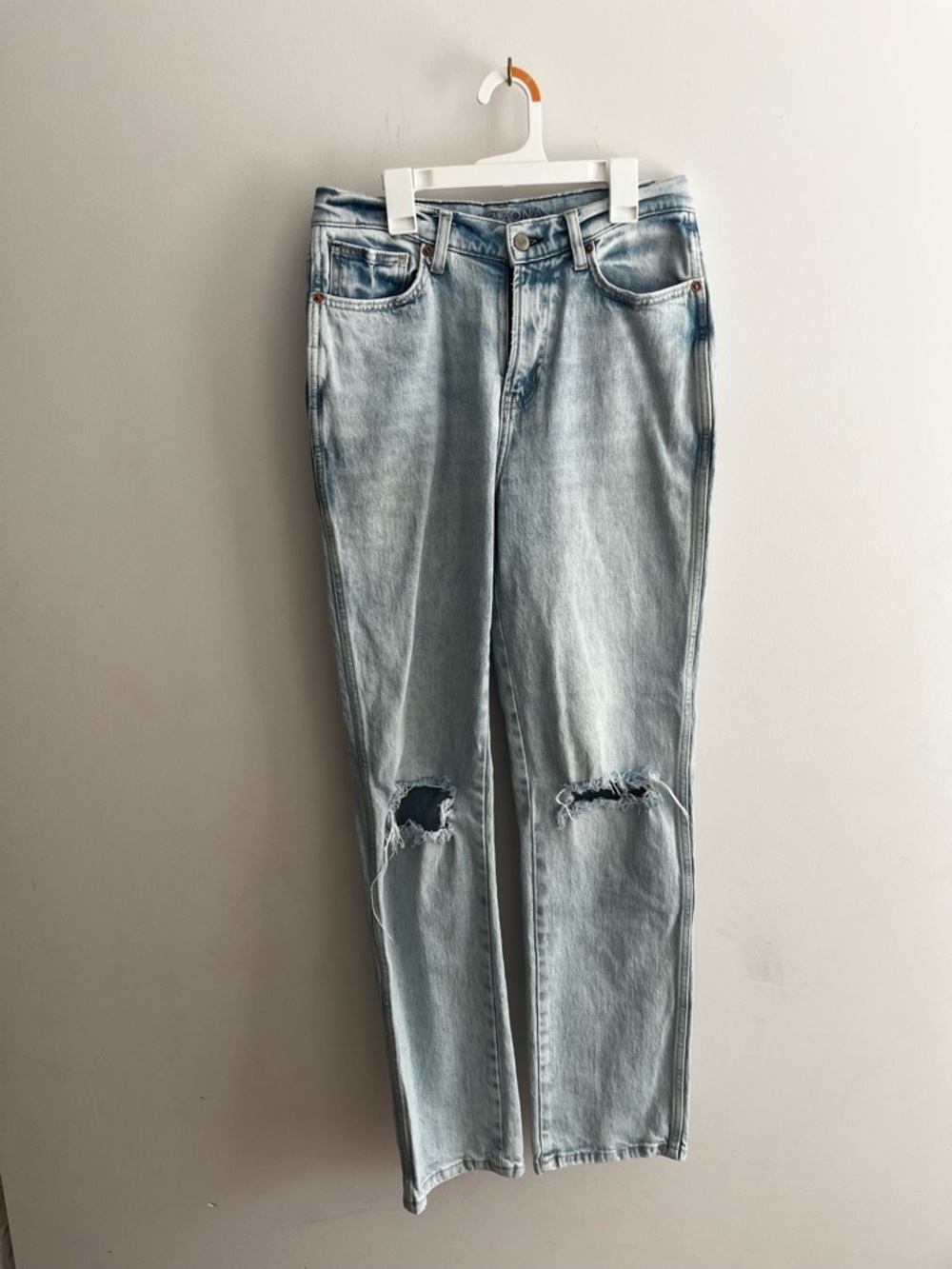 Women’s Light Wash Ripped 90s Straight Jean